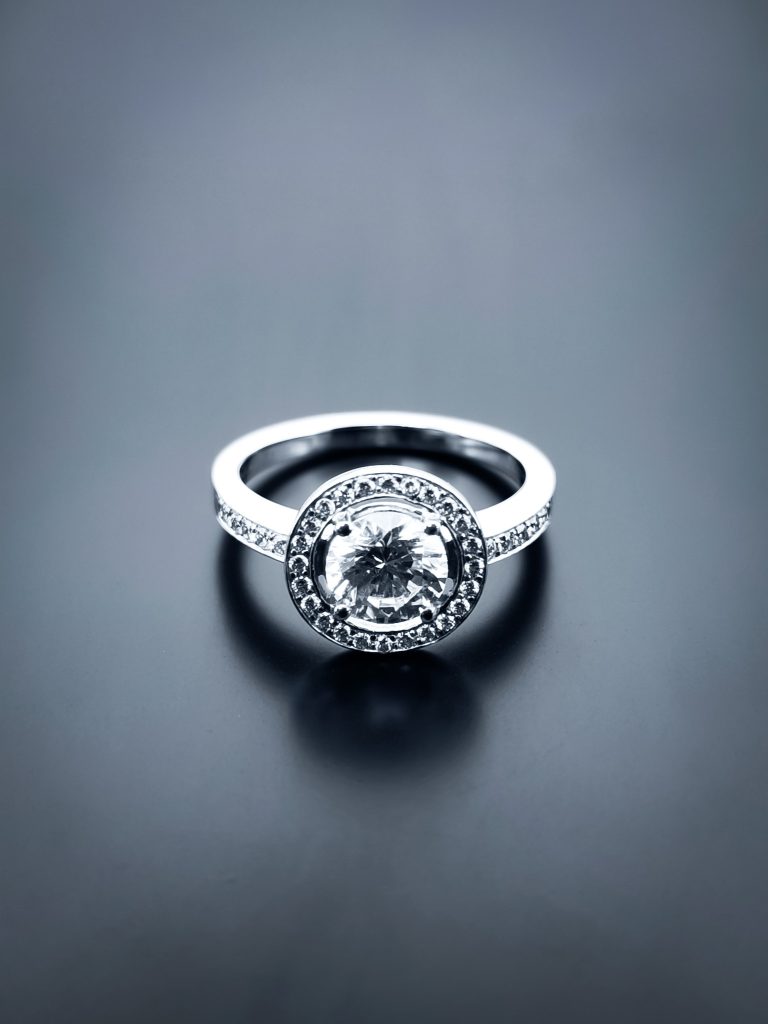 Bague entourage diamants